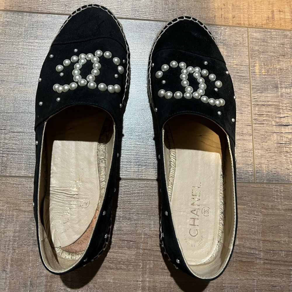 Chanel Espadrilles (black suede with pearls) - Picture 2 of 4